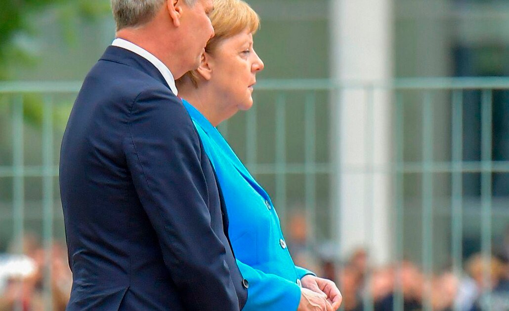 Captan por tercera vez a Merkel temblando en acto oficial