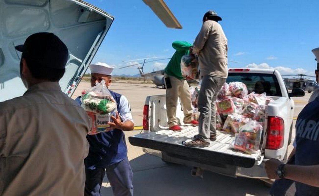 Marina traslada despensas vía aérea para damnificados por lluvias en Sinaloa
