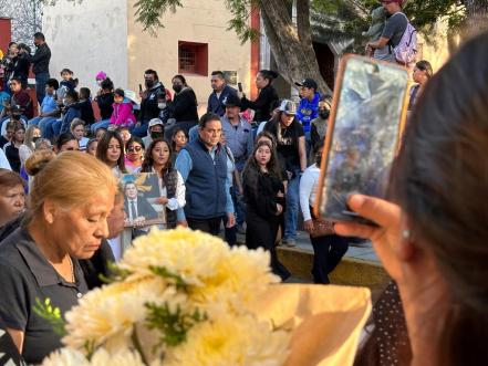 A caballo, con flores y banda reciben restos de Emmanuel Govea en Santa María del Río 