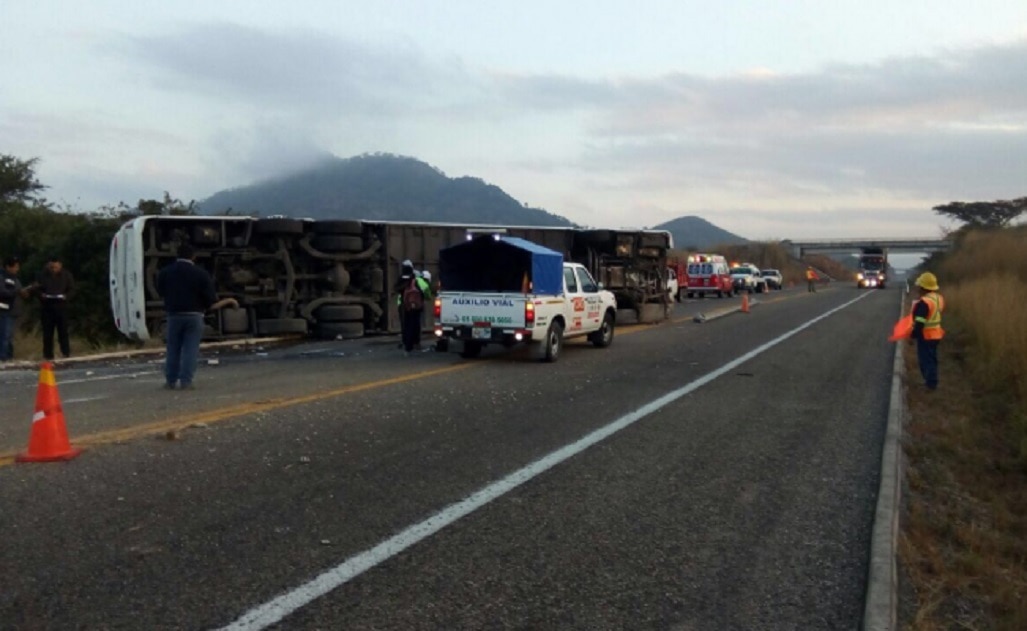 Volcadura deja un muerto y 26 heridos en Chiapas