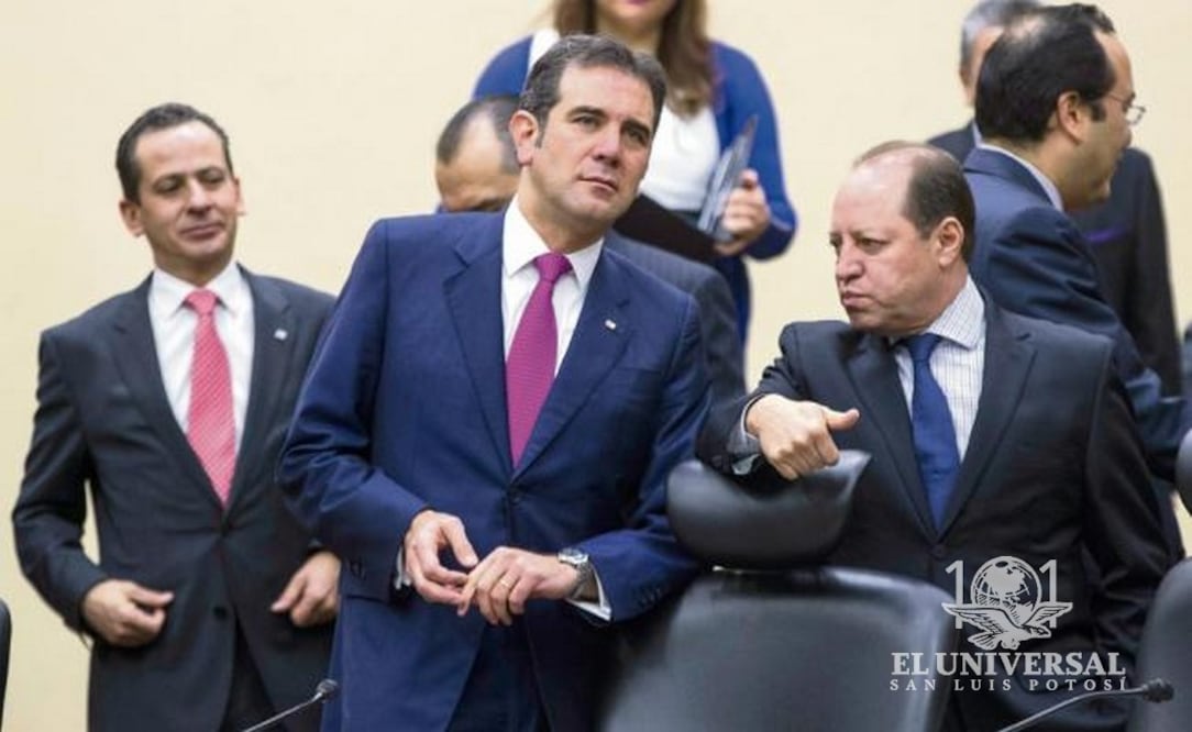 El consejero presidente del Instituto Nacional Electoral, Lorenzo Córdova, y el consejero electoral Marco Antonio Baños, ayer durante la sesión del órgano en la que se discutió el tema del acuerdo con la red social Facebook. (CRISTOPHER ROGEL BLANQUET. E)