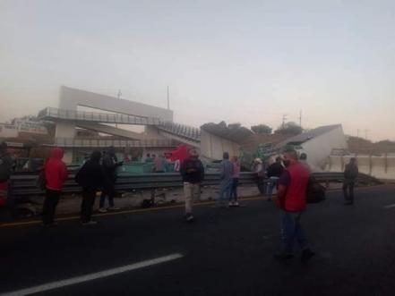 Colapsa puente peatonal en carretera en Santa María del Río, SLP