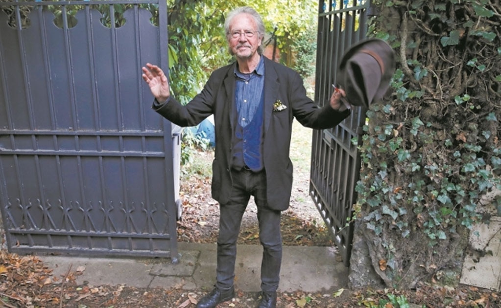 Miembros del comité Nobel dimiten debido a premio de Peter Handke