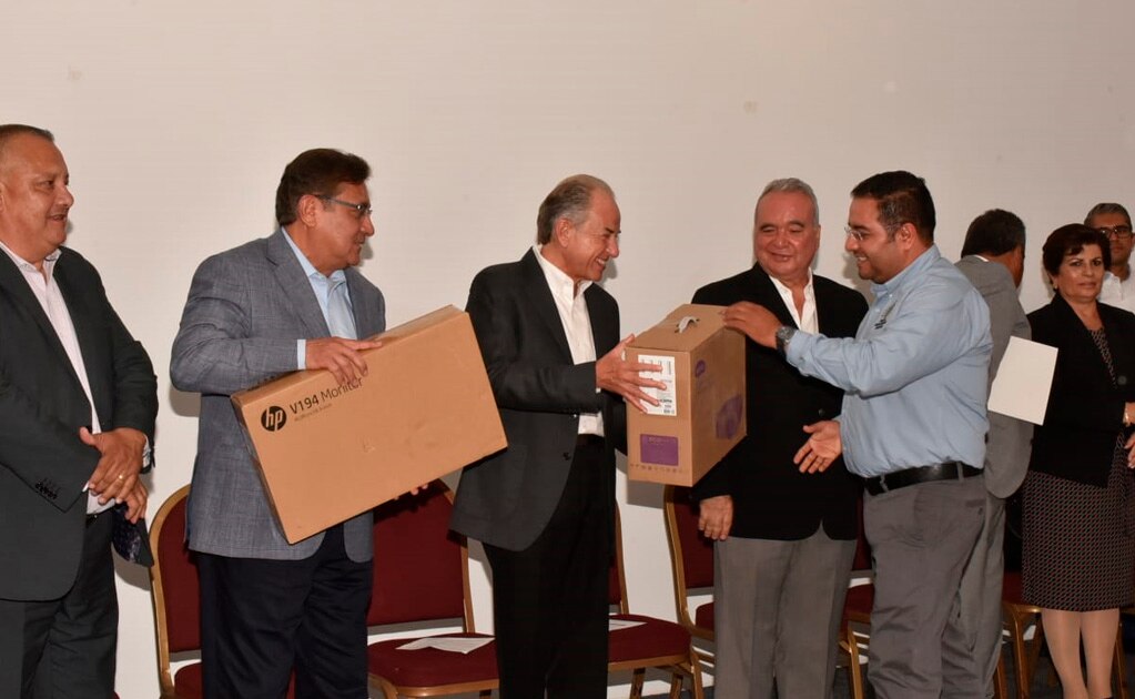 Entregan recursos a escuelas normales potosinas