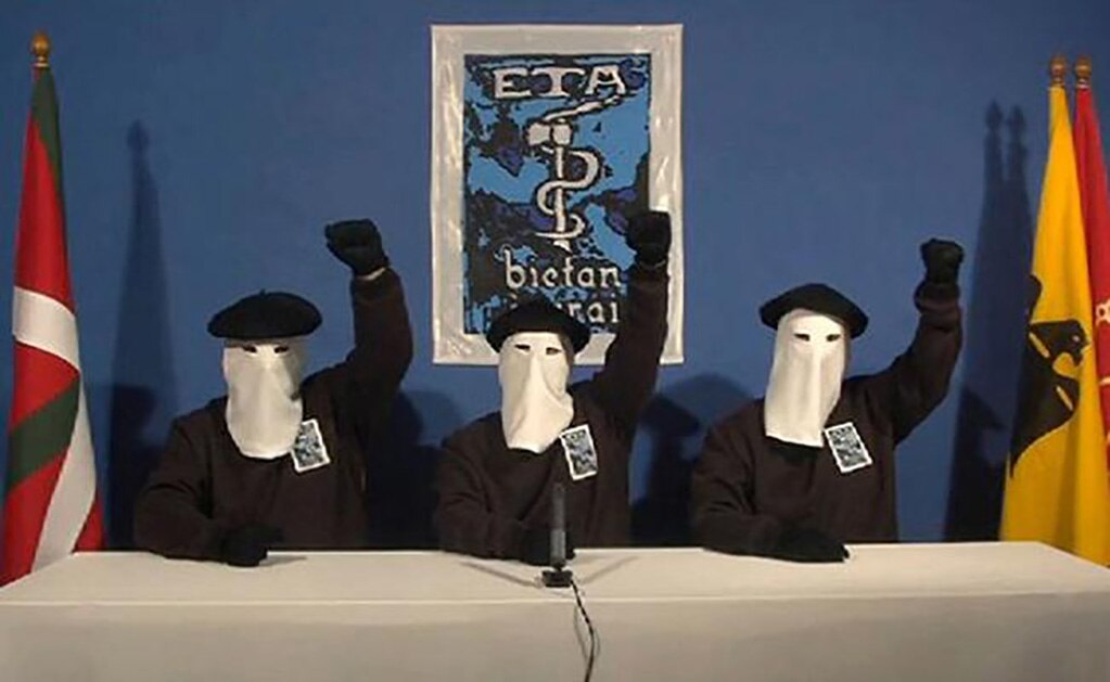 ETA entrega armas a autoridades francesas antes de su próxima disolución