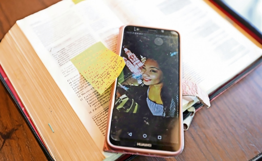 La imagen sonriente de Betzy Ríos Guzmán, maestra de Historia en una secundaria de Acapulco, aparece sobre su Biblia. (BERENICE FREGOSO. EL UNIVERSAL)