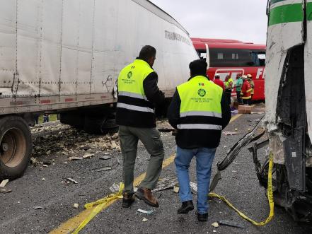 Choque entre tráiler y 3 autobuses deja un muerto y 9 heridos en carretera a Zacatecas