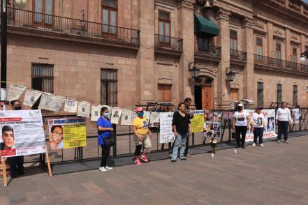 Familiares de víctimas de desaparición se manifiestan pacíficamente frente a Palacio de Gobierno de SLP