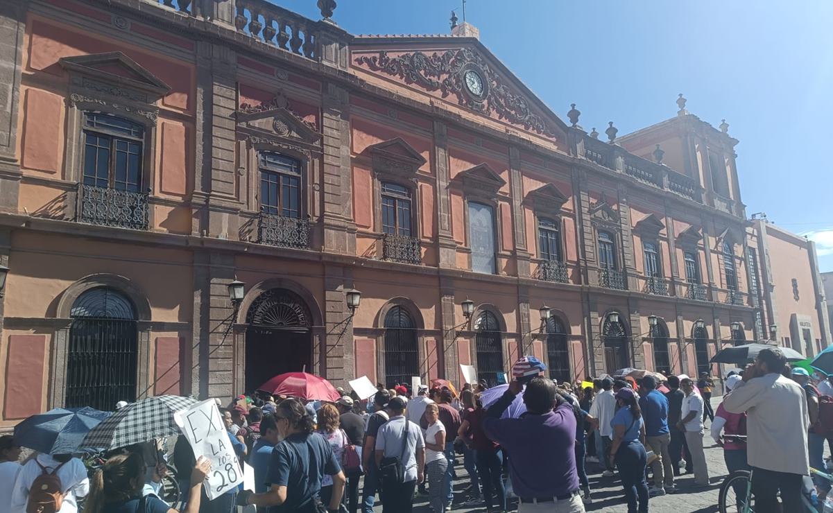 Marchan más de 70 trabajadores de la UASLP; exigen aumento salarial