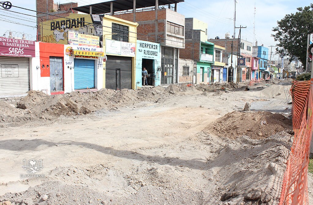 Cierran comercios por obras en Himno Nacional