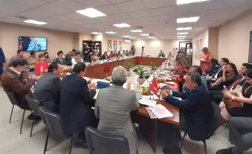 4T anuncia que buscará regular medios