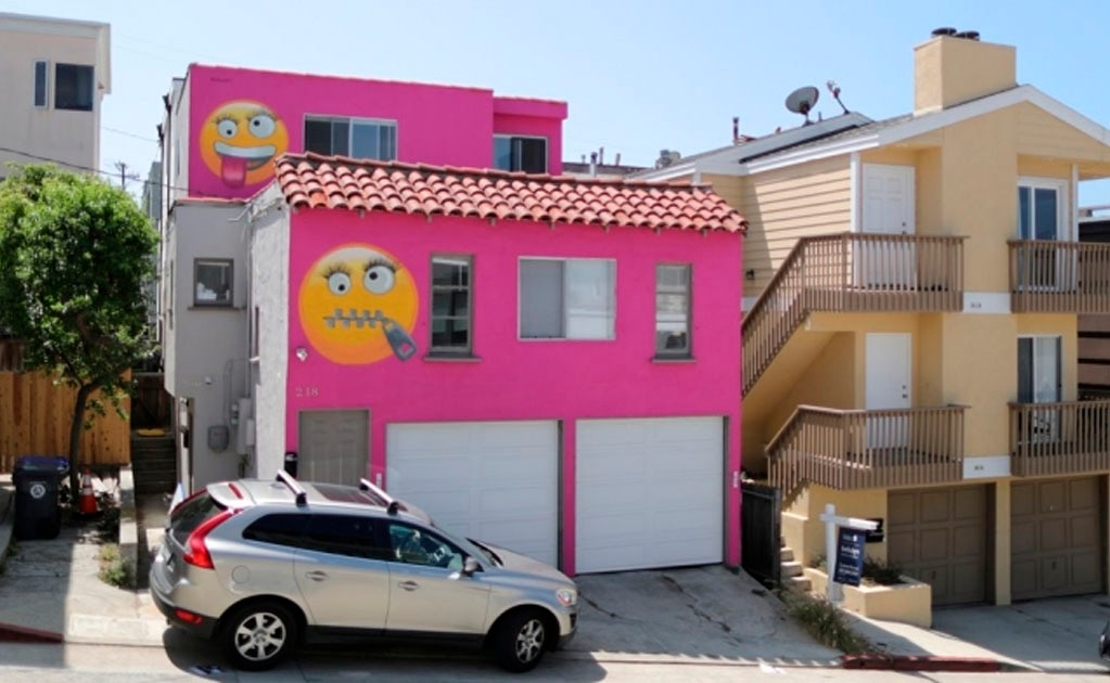 Casa rosada con emojis causa disputa en vecindario de Los Ángeles