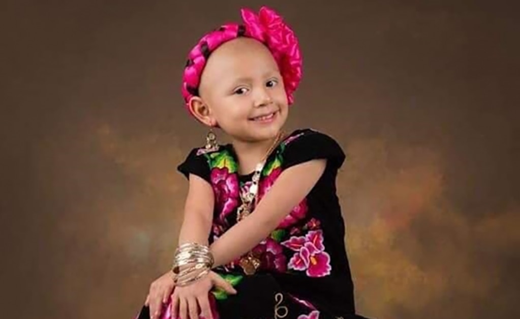Niña vence cáncer y festeja posando con traje istmeño