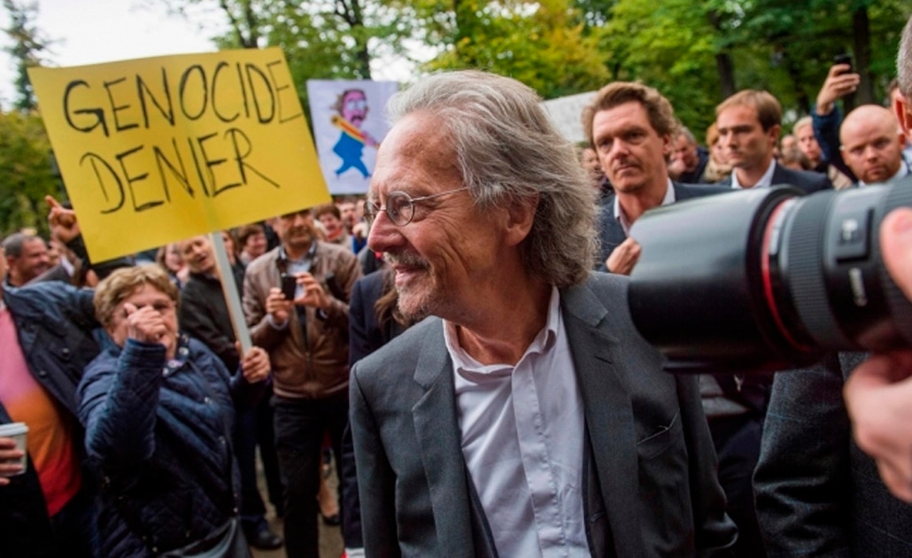 Víctimas de genocidio piden retirar Nobel a Handke