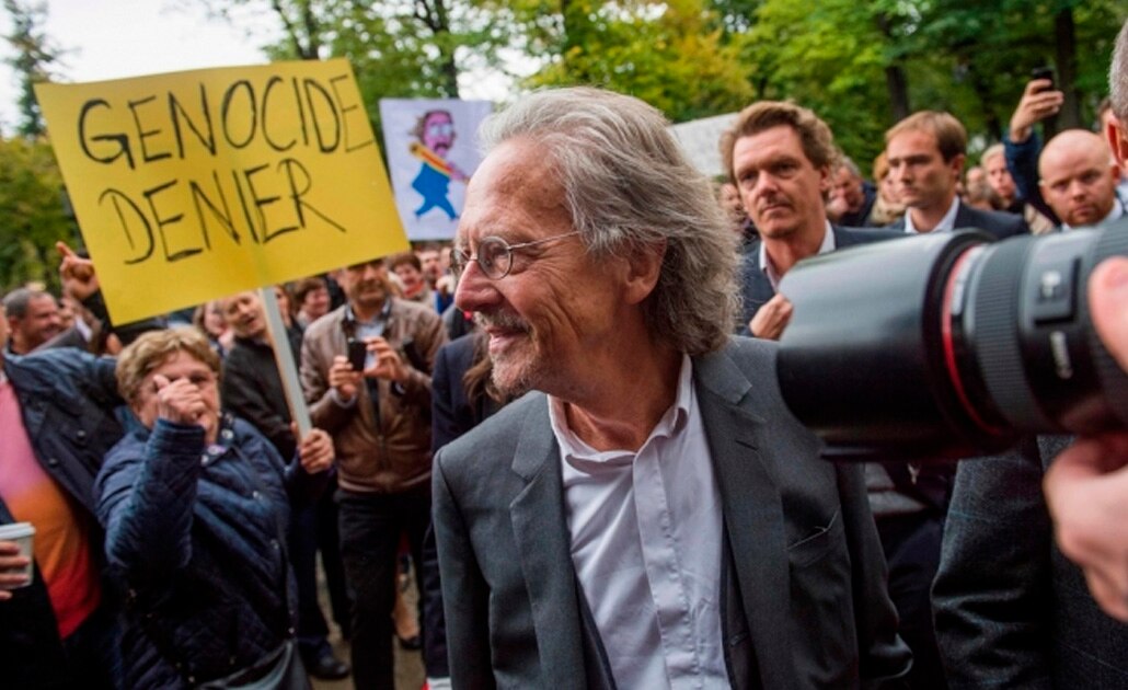 Víctimas de genocidio piden retirar Nobel a Handke