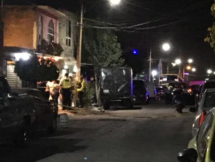 Balean a policía, fallece en el hospital