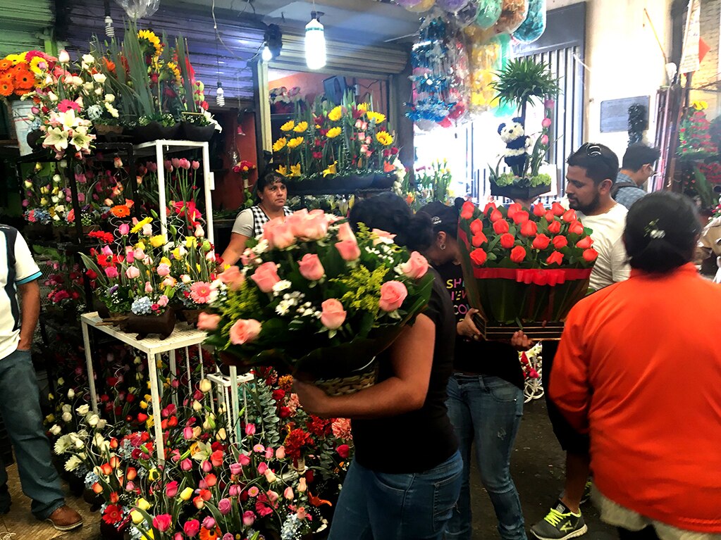 Floristas se preparan para repunte por Día de San Valentín