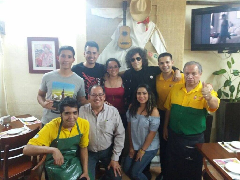 Enrique Bunbury prueba la gastronomía potosina 