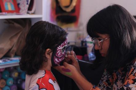 Eréndira Zapata, maquillaje artístico dando vida a catrinas en San Luis Potosí