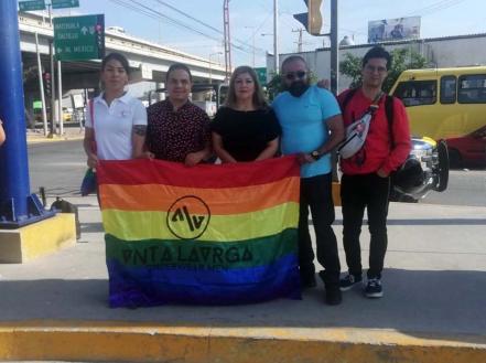 Pintan paseo peatonal con colores de bandera LGBT