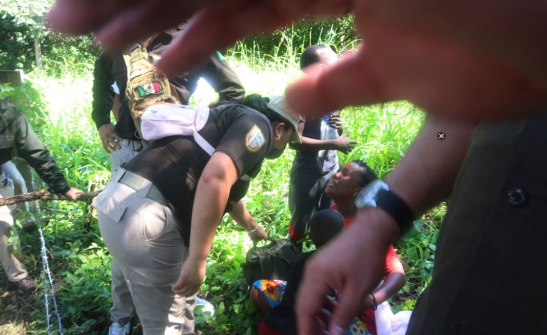 Agentes migratorios agreden a corresponsal de EL UNIVERSAL que cubre caravana en Chiapas