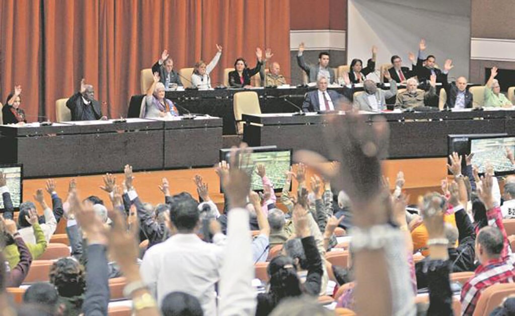 Votación. Diputados de la Asamblea Nacional de Cuba, durante la sesión plenaria celebrada ayer en el Parlamento. Foto: EFE