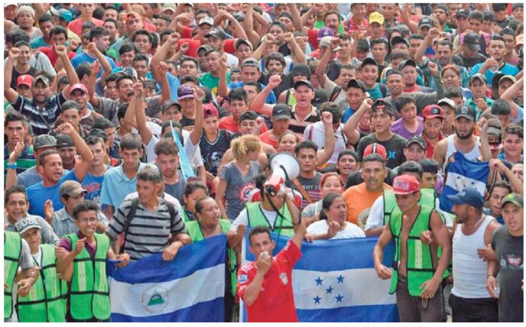Migrantes hondureños que lograron pasar a México, se manifestaron ayer para que las autoridades dejen ingresar al país a sus paisanos. (PEDRO PARDO. AFP)