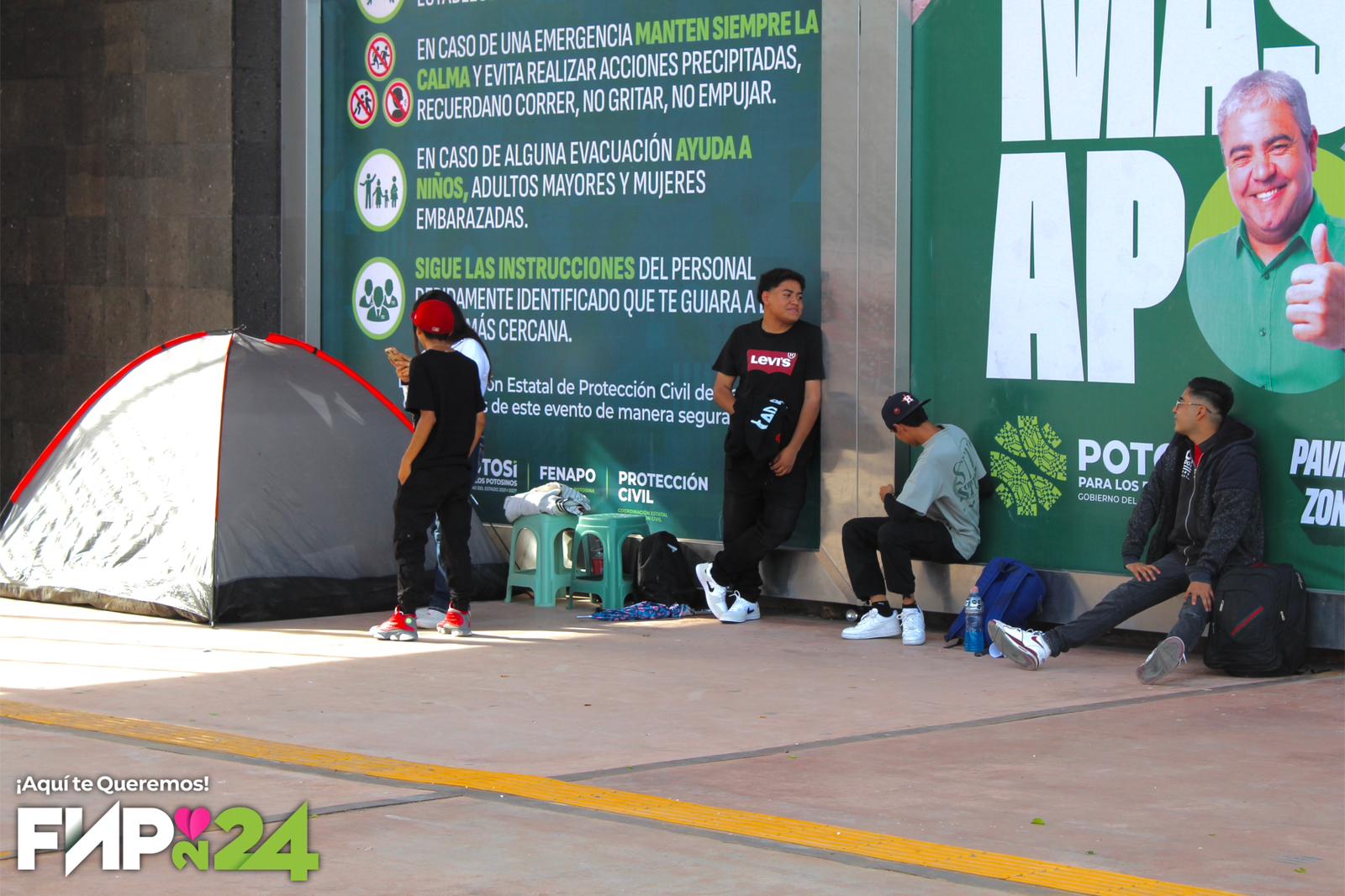 ¡Faltan 24 horas! Fans se forman para concierto de Junior H en la Fenapo 2024