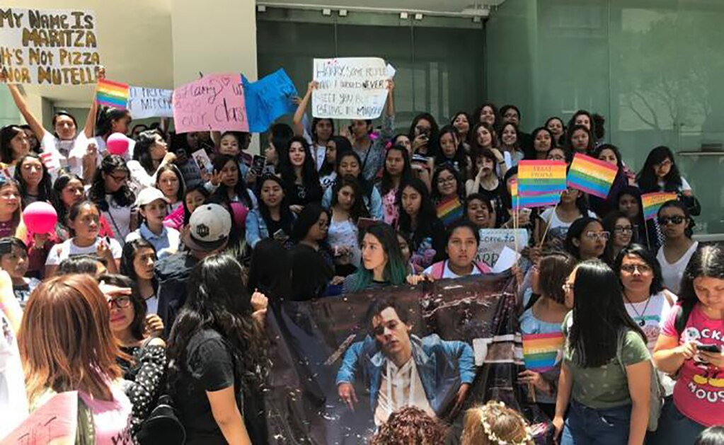 Harry Styles sale del hotel y enloquece a fans mexicanas