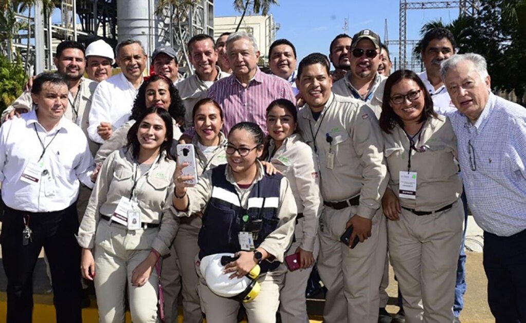 AMLO se compromete a revisar edad de jubilación en CFE