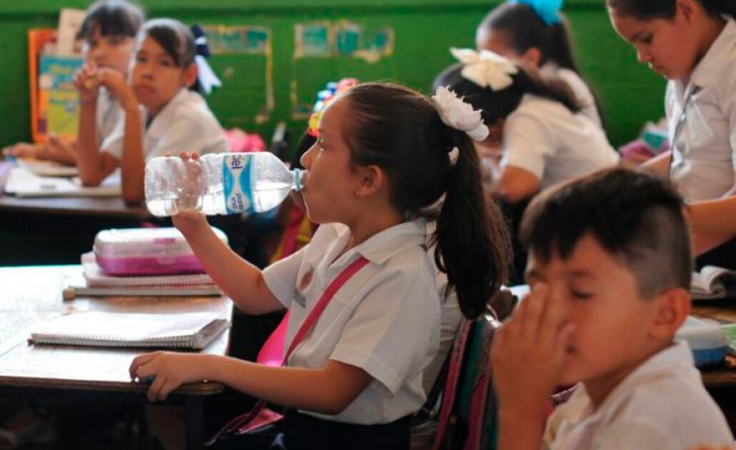Aumentan medidas preventivas en escuelas por intenso calor
