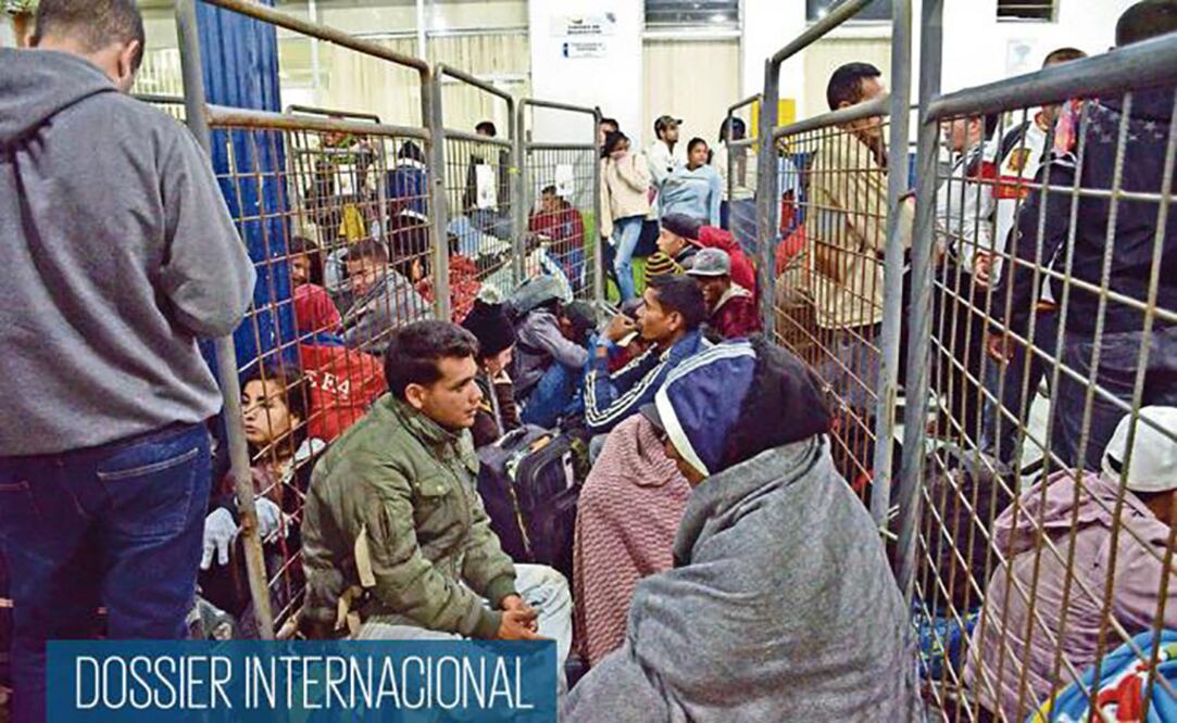 Migrantes venezolanos, a la espera de un autobús que los lleve a Perú, en esta imagen de agosto de 2018, en Tulcán, Ecuador. Foto: ARCHIVO. EFE