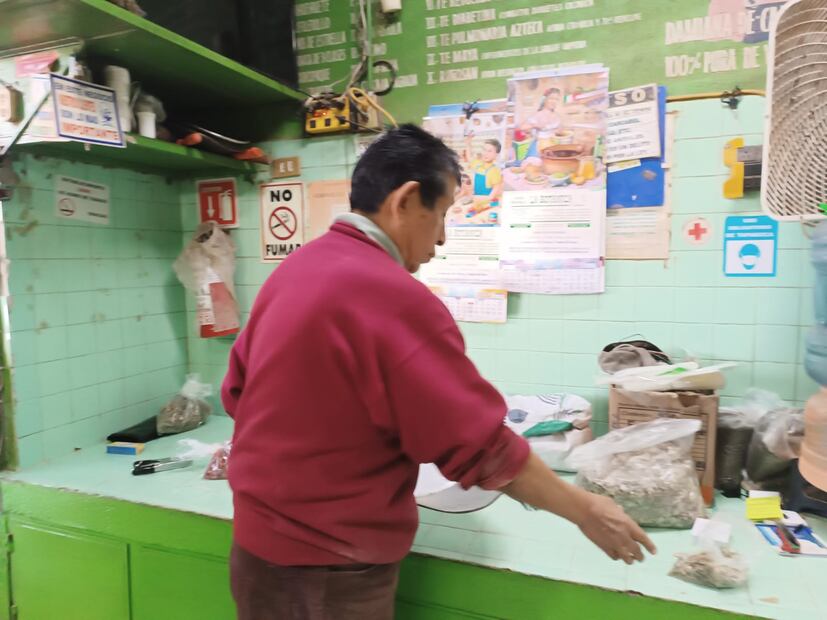 Juan Manuel, el hierbero del Mercado República que “cura” con plantas los excesos decembrinos en SLP. Foto: Regina Arellano