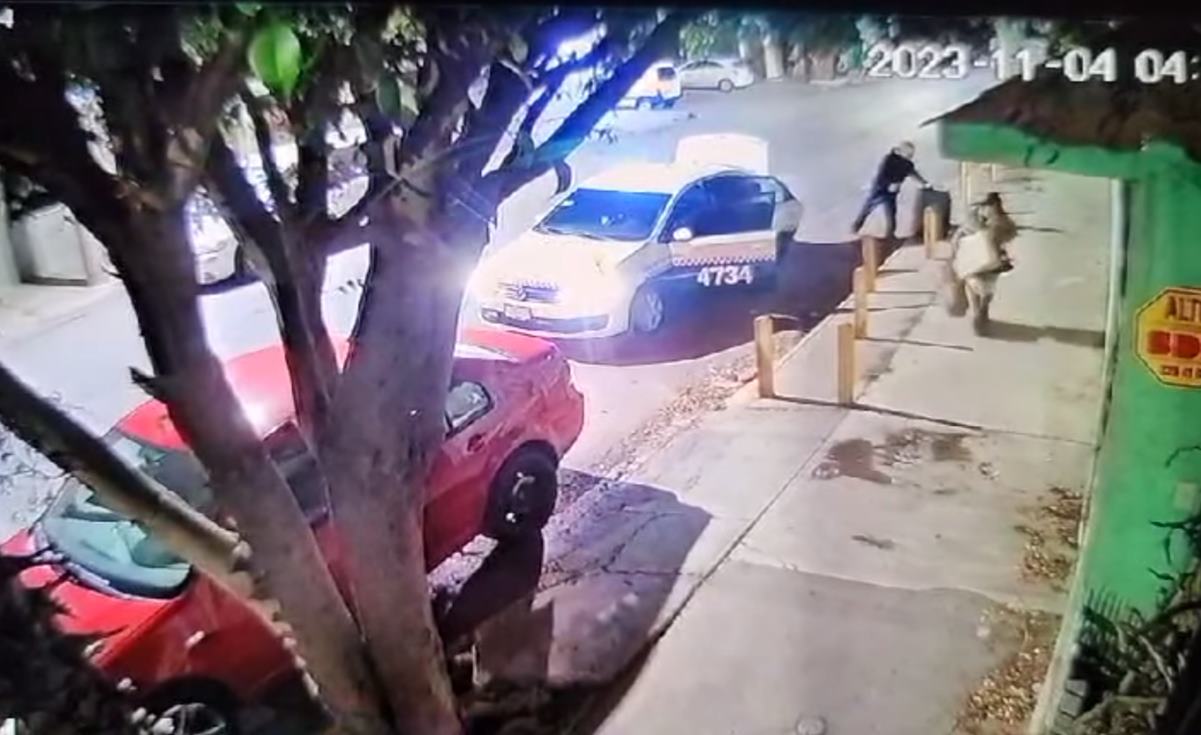 VIDEO. Tras bajar de taxi, mujer de 80 años es asaltada afuera de su casa en SLP. Foto: Captura de video