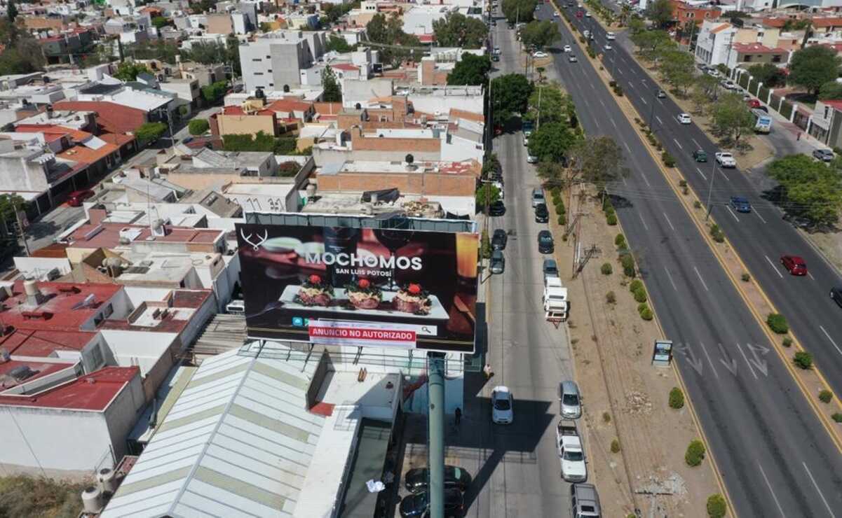 Denuncia Ayuntamiento de SLP retiro ilegal de sellos de suspensión de un espectacular