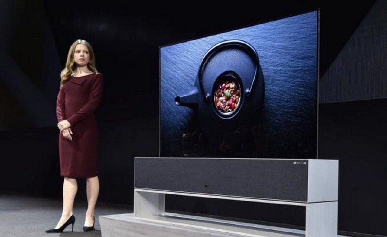 LG presentó hoy en el Consumer Electronics Show (CES) de Las Vegas su Signature OLED TV R, primera televisión enrollable