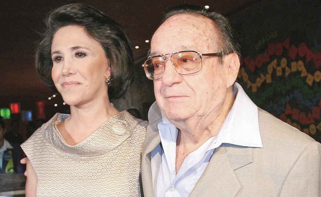 Familia de "Chespirito" hurga en su vida para bioserie