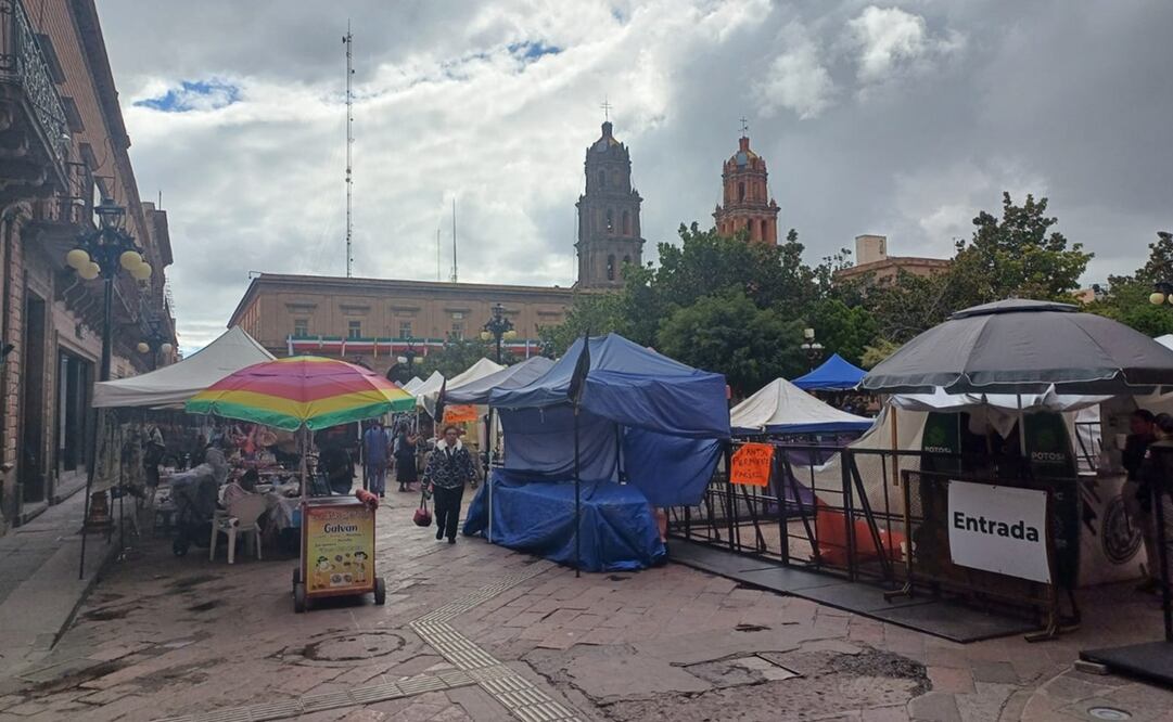 Ambulantes de la Plaza de Armas de SLP. Foto: Samuel Estrada