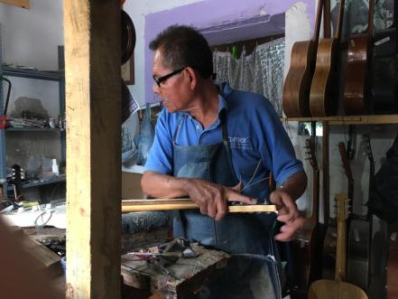 Roberto Cruz, el laudero que mantiene vivo el arte de reparar instrumentos musicales en SLP