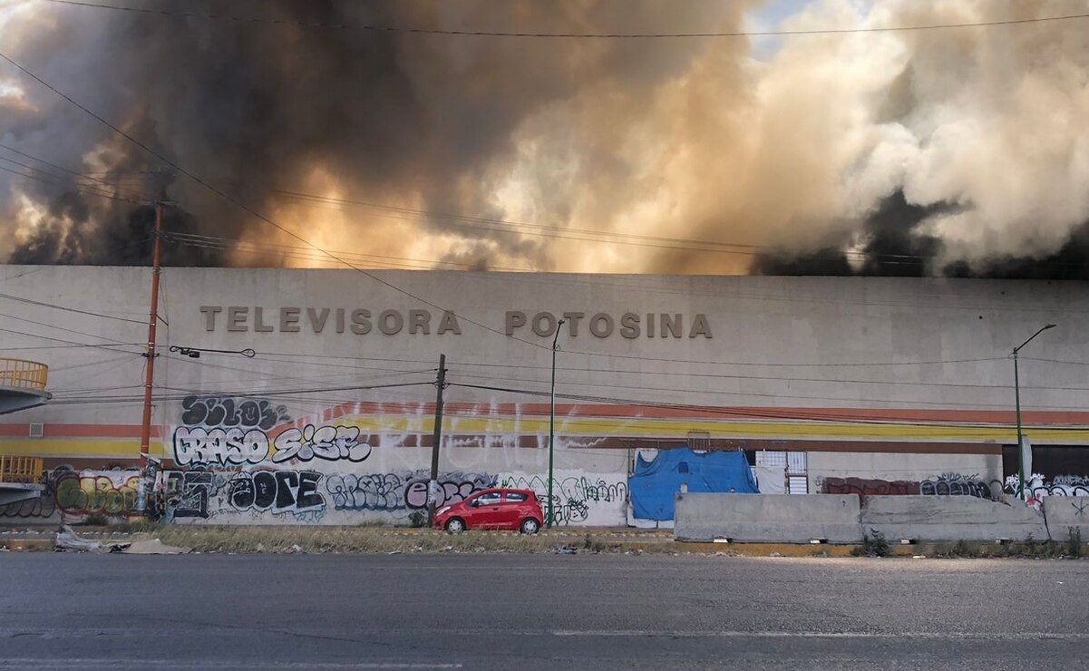 Fuerte incendio consume las instalaciones del antiguo Canal 13 en SLP