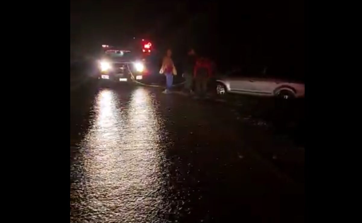 ReRescatan a familia arrastrada dentro de su vehículo por el río Moctezuma. Foto: Especial