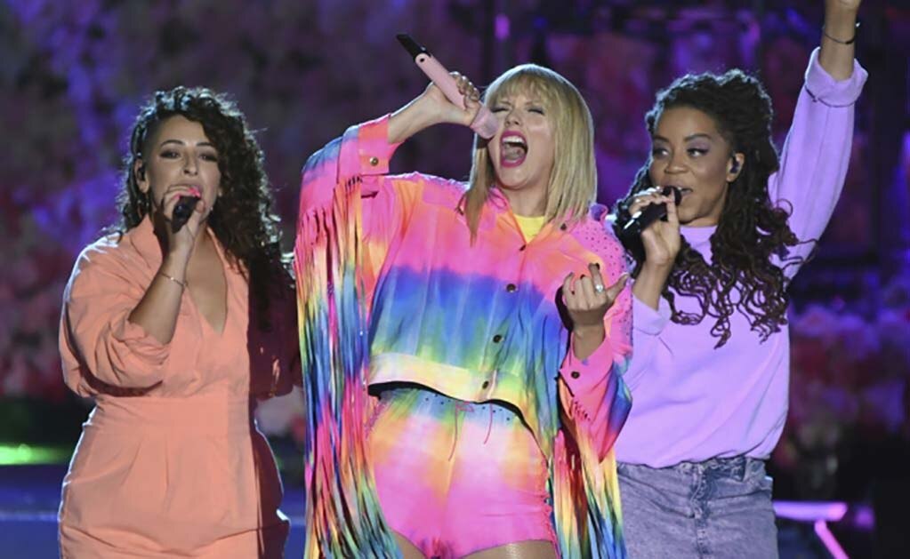 Aparece Taylor Swift por sorpresa en bar para celebrar el mes del Orgullo LGBT