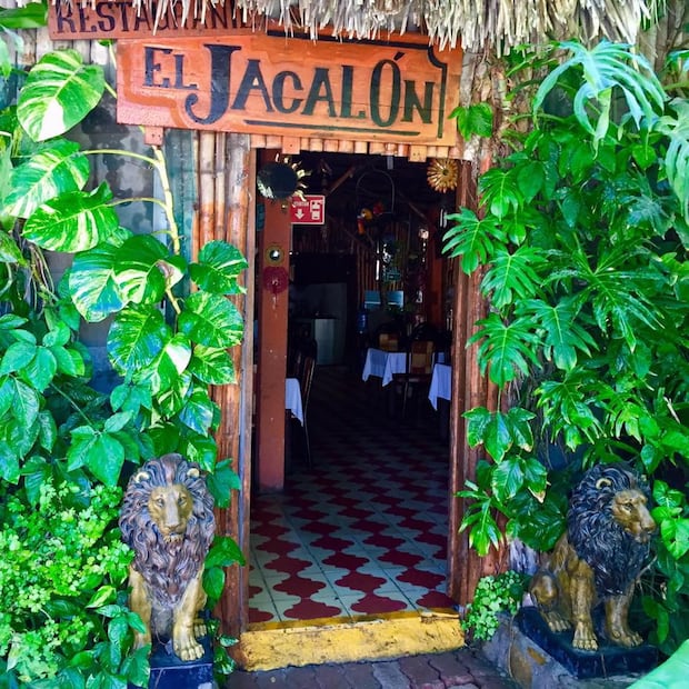 El Jacalón es un restaurante de estilo campirano situado a un costado del castillo de Ciudada Valles, SLP. Foto: Facebook@ Restaurante El Jacalon