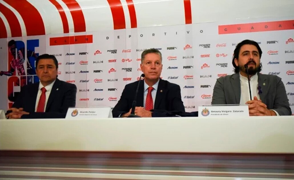 Presenta Chivas a Peláez; ratifican a Tena como DT