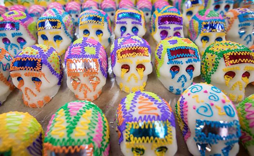 Martha Patricia Pastor ha sido la aliada de la catrina por más de 20 años. En su negocio da trabajo al menos a 10 personas para elaborar las calaveritas. Foto: GERMÁN ESPINOSA. EL UNIVERSAL