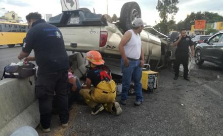 Choque volcadura en carretera Rioverde