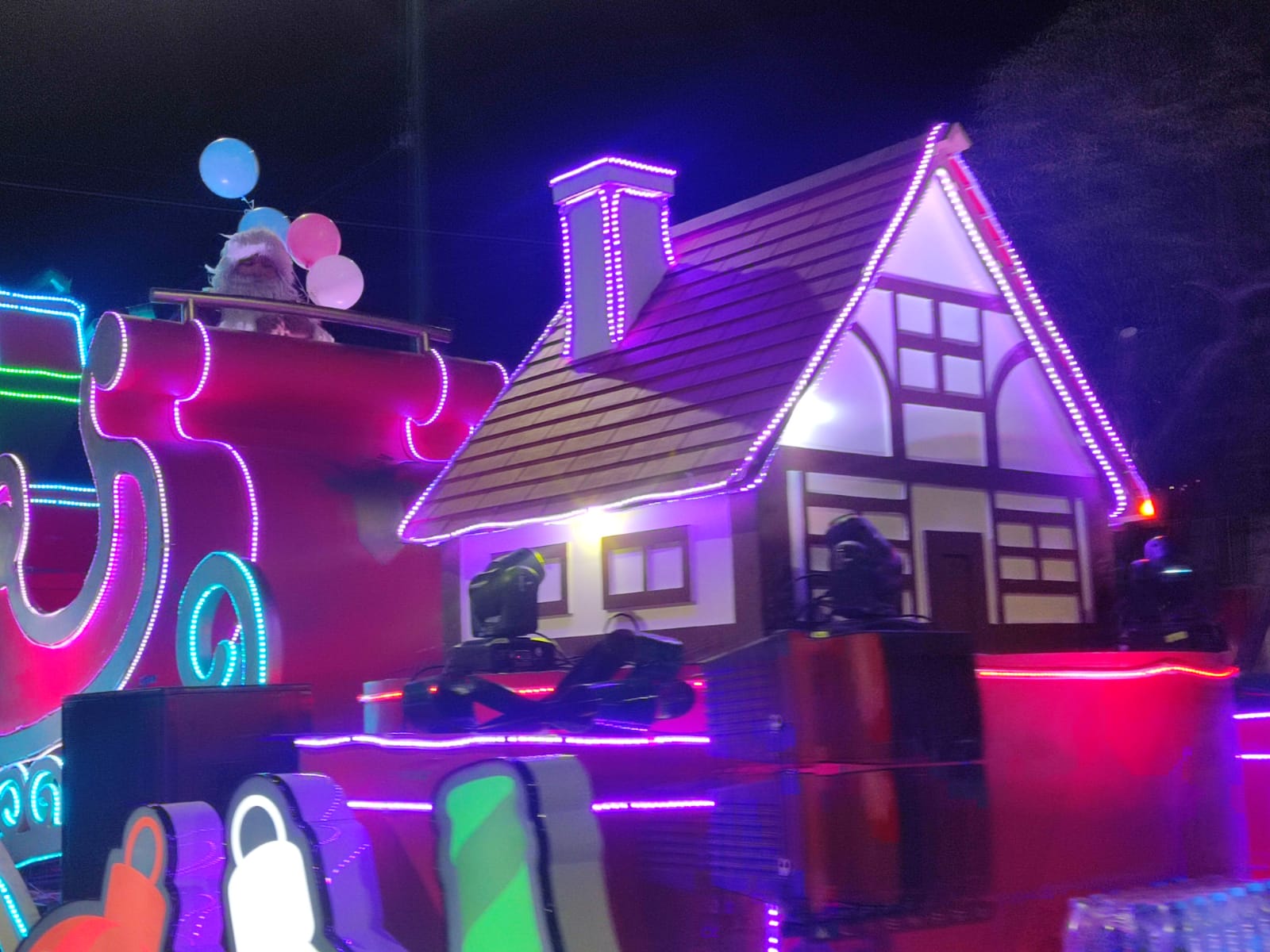 Caravana Coca Cola recorrió principales calles de SLP