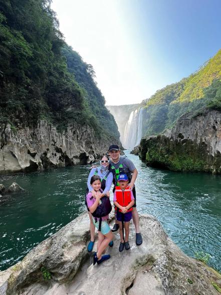 El cantante Alfredo Olivas disfruta belleza de los parajes de la Huasteca Potosina