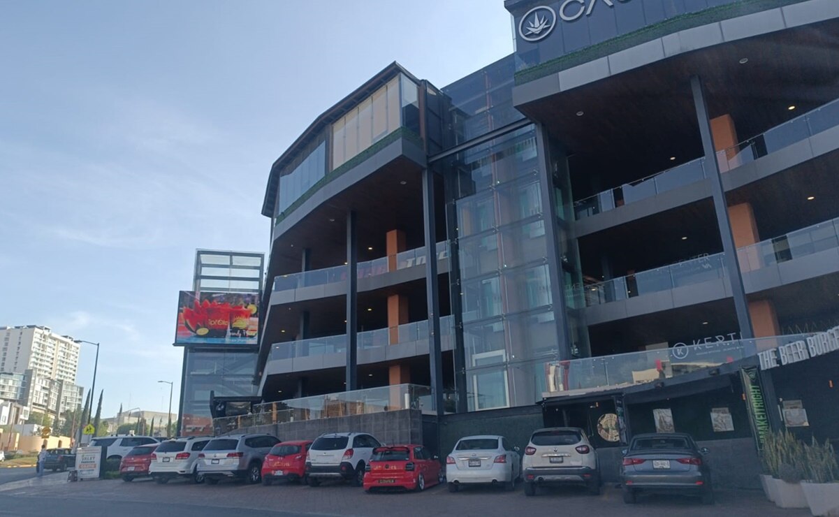 Barandales de vidrio, comunes en plazas de SLP, ¿cumplen con la normatividad para ser seguros? 