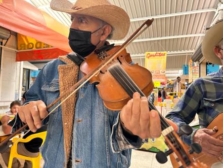 Daniel y Felipe, los músicos independientes que amenizan mercados municipales de San Luis
